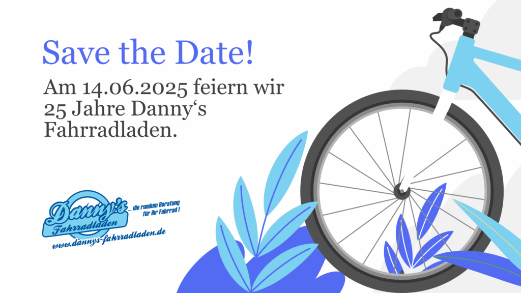 Alt-Text: Eine Grafik mit dem Text "Save the Date!" und der Ankündigung, dass am 14.06.2025 25 Jahre Danny’s Fahrradladen gefeiert werden. Ein Fahrrad mit einem blauen Rahmen sowie stilisierte Pflanzen sind im Design integriert.